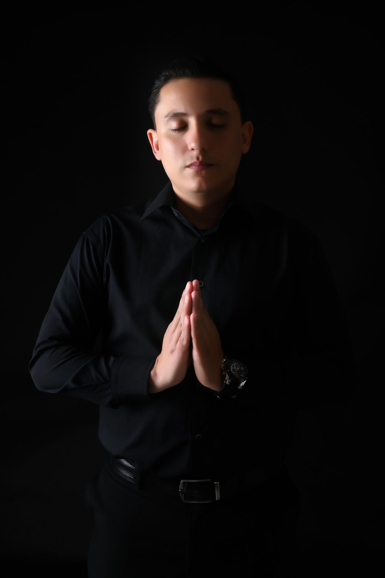 Jhonatan Porras meditando con los ojos cerrados